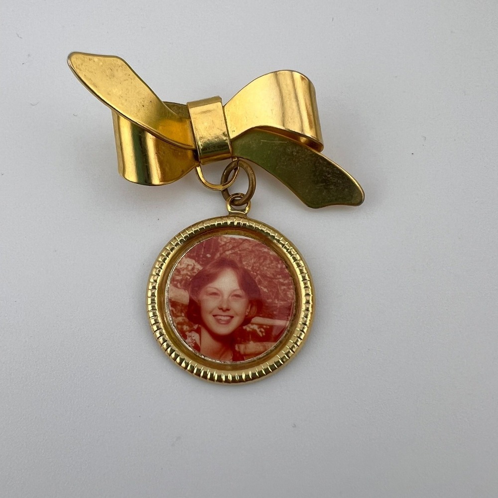 Vintage Gold Tone Bow Photo Brooch Round Dangling Portrait Frame Pin 1.5 Inch